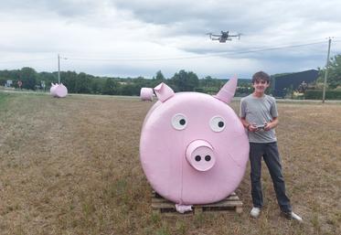 Clément Langevin, ici avec son drone, au milieu des décorations qui parsèment les parcelles de la commune