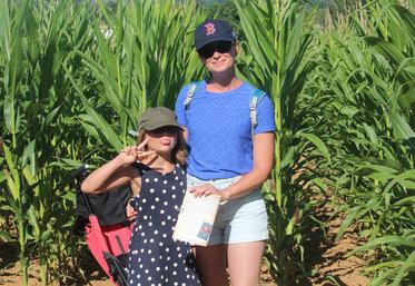 Des touristes dans le labyrinthe de maïs jeudi 10 juillet.