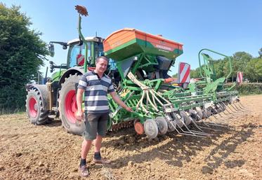 François Pichard semait son colza mardi à l'aide d'un combiné de semis à disques Amazone.
