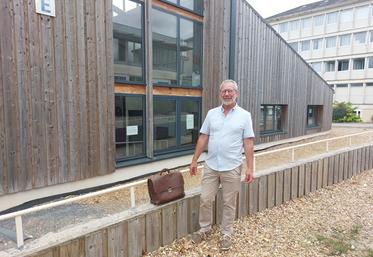 Arnaud Jeanson a fait sa rentrée comme enseignant au lycée Val de Sarthe, la semaine dernière, après une carrière d'éleveur laitier.