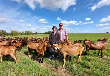 Baptiste et Aurélie Pichon conduisent 90 chèvres alpines à la traite.