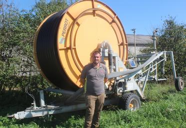 Matthieu Riauté, de Parcé-sur-Sarthe. Un enrouleur coûte environ 40 000 euros et une pompe (avec armoire électrique, tuyau d'aspiration...) environ 30 000 euros.