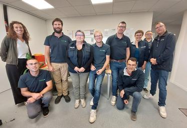 L'équipe de salariés et les membres du conseil de proximité de l'UD Cuma Sarthe : le président Ludovic Poirier (4e à dr., en haut), Corinne Rottier (3e à dr.), Mickaël Fourmon (1er à dr.), le président sortant Charles Bourge (3e à g.)