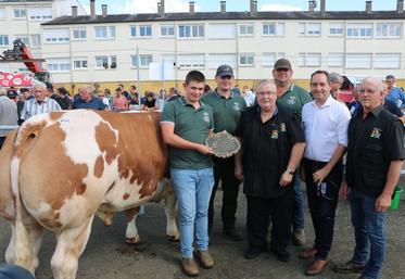 L'élevage Houlbert, de la Sarthe, a remporté le titre de Grand champion en inter races mâles avec un Rouge croisé Saosnois de 38 mois né chez lui.