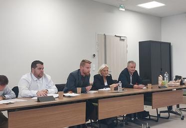 Le Rassemblement National (Pierre Vaugarny, Marie-Caroline Le Pen, Romain Lemoigne et Vincent Le Dimeet), Les Républicains (Clément Coulon, en haut à droite) et Les Ecologistes (Axel Lambert, en-dessous) ont répondu à l'invitation et sont venus entendre les préoccupations des agriculteurs sarthois.