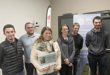 De gauche à droite : Paul Henri Tison (5e prix), Maxime Guimbreteau (président JA72), Eileen Egon (1er prix), Pauline Jouy (4e prix), Antoine Gaudemer (2e prix) et Lambert Doom.