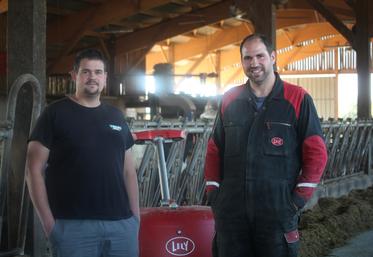 Guillaume et Julien Véron ont investi dans un  robot pousse-fourrage  Lely Juno A5.