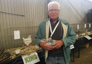 Michel Léon, éleveur amateur à Saint-Mars-la-Brière, avec un Lynx.