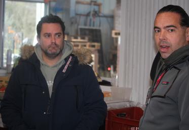 Bertrand Vivier, agriculteur à Chemiré le Gaudin, et Arnaud Guéret, apiculteur, travaillent en collaboration.