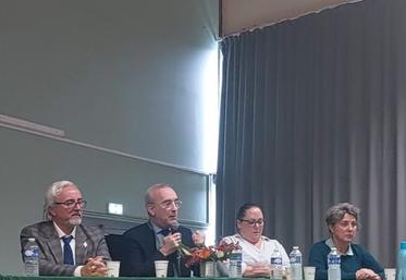 Le "droit à mourir" était le sujet de la table ronde. A la tribune, Eric Martineau, Jean-Carles Grelier, docteure Isaline Massus et Corinne Labbetoul, infirmière spécialisée.