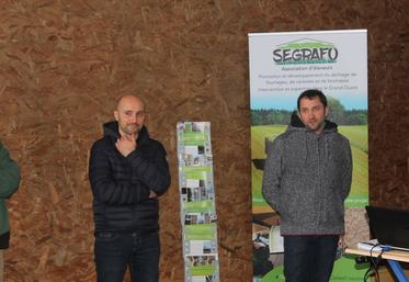 Etienne et Mathieu Boudvin. En haut à droite, Florence Foussard, animatrice du SAGE Loir. En bas à gauche, un séchoir à foin optimise le fourrage de la ferme depuis sept ans. 