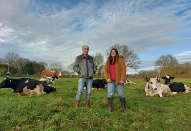 Anaïs Rabin et son cédant, Dominique Breton, retraité mais jamais très loin de l'exploitation.