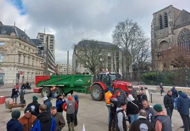 Les agriculteurs se sont donné rendez-vous devant la préfecture le 9 janvier.