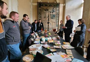 Les agriculteurs ont apporté au préfet les produits d'origine étrangère, à la traçabilité douteuse, prélevés dans les camions.