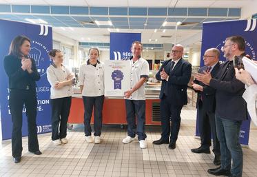 Le chef Mickaël Léonard récompensé par Christelle Morançais.