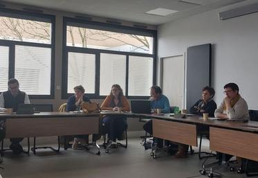 François Boussard, Mélanie Cosnier, Camille Glasson, Jérôme Thibault, Florence Rouyez et Isabelle Leballeur sont venus échanger avec les représentants de la FDSEA.