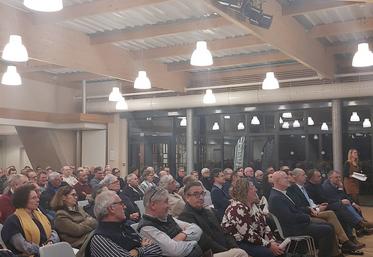 L'AG de la FDSEA, en présence de Bruno Mousset (LDC), Jean-Luc Duval (Agrial) et Franck Laborde (AGPM) a réuni 200 adhérents à Rouillon. L'occasion de rendre hommage à Denis Pineau, président sortant.