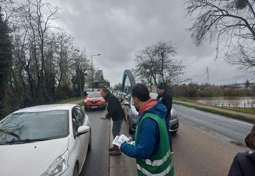 Mobilisation pour la gestion de  l'eau mercredi 18 février sur le pont d'Allonnes, afin de rappeler aux citoyens l'importance de l'eau pour notre souveraineté alimentaire.