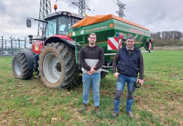Franck Bellessort (à dr.) et Florian, salarié de son ETA, qui terminait lundi l'épandage d'engrais solide sur une parcelle d'avoine d'hiver.