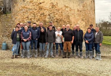 Les éleveurs de race Blonde d'Aquitaine ont visité l'élevage de la famille Duluard le 6 mars, après leur AG en salle.