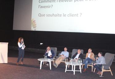 Delphine Breton (Chambre PDL), animatrice de la table ronde, aux côtés des intervenants : Yann Denou (Elivia), Vincent Noël (Eleveur, 53), Yannick Duvacher (Bovimaine, Socopa, Bigard), Guillaume Rochard (responsable des achats et des ventes boucherie chez U ouest) et Sébastien Valteau (président Interbev PDL).