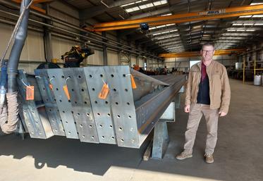 Damien Bobet, dirigeant des Ets Bobet, est fier des investissements réalisés pour gagner en automatisation dans son atelier de Voivres-lès-le-Mans.