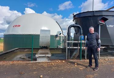 Philippe Cosson présente le circuit des matières, liquides et solides, de leur entrée à leur sortie sous forme de digestats.