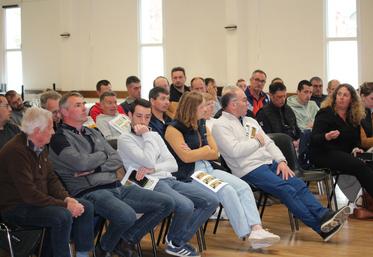 L'AG du Seblis fut animée cette année. Ici, Laëtitia Chalopin (à droite) échange avec Jean-Claude Lemercier (à l'extrême gauche), marchand de bovins.