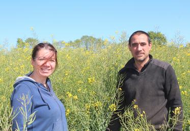 Aurélie et Olivier Clément. À droite, un enrouleur qui date mais qui tient encore la route.