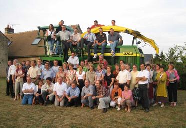 Les adhérents et anciens adhérents de la Cuma réunis en 2006 pour les 40 ans de la Cuma d'Amné.