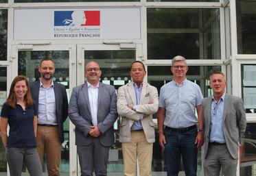 Xavier Veillet, deuxième en partant de la droite, avec l'équipe de direction l'AgroCampus de la Germinière : Lola Broquet, François Lemasson, Laurent Cuquel et Pierre-Max Vouteau.