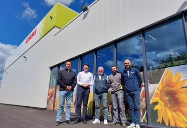 L'équipe de la concession Claas à Conlie dans ses nouveaux locaux.