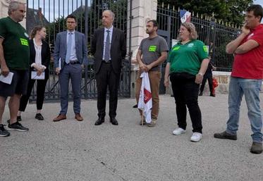 Sébastien Jallet, préfet de la Sarthe, est sorti répondre aux agriculteurs.