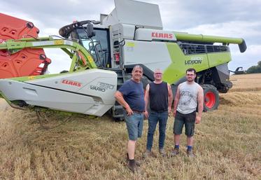 Gregory et Antonin Kervella (à dr.) font appel à l'ETA de Stéphane Lebreton (à g.) pour la récolte des céréales. Le feu vert a été donné lundi 15 juin avec une humidité de 12%, confirmée par un test réalisé au silo Agrial de la Guierche.
