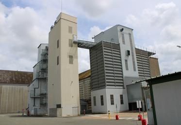 Les silos Agrial sont restés fermés les après-midi. Ici le silo de Beillé (photo d'archives)