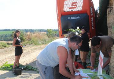 En milieu de matinée, les 138 échantillons révélaient une moyenne d'environ 22% de MS. Le Gaec Vauboulon de Bruno et Anthony Crinière à Tresson a accueilli cette journée MS.