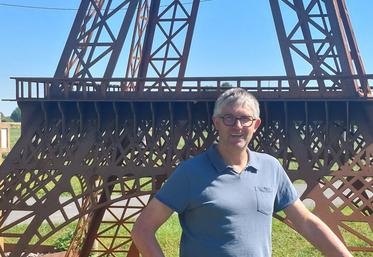 François Jousse est à la tête de l'entreprise M-Services Fers et Dérivés depuis 20 ans (ici devant la reproduction au 1/35e de la Tour Eiffel de 8,6 m de hauteur pour 2 tonnes, réalisée par l'équipe de M-Services à l'occasion des 6 heures VTT du comice de Laigné Saint Gervais le 30 août 2025).
