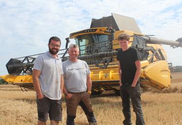 Grégoire Soreau, Julien Maufay (entreprise de travaux agricoles, SAS Maufay) et son fils Matthieu. L'agriculteur s'attaquera à la féverole dans quinze jours.