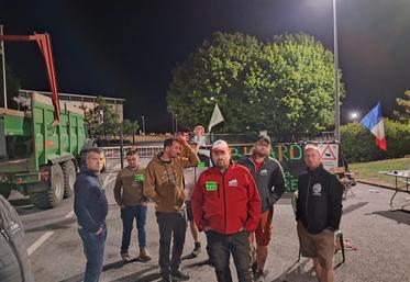 Les éleveurs de la FDSEA et des JA se sont mobilisés en barrant les accès du site de Cherré entre minuit et midi. Ils ont pu rencontrer la direction du site Bigard.