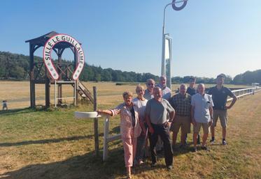 Les membres de l'association de courses hippiques de Sillé sur la ligne d'arrivée.