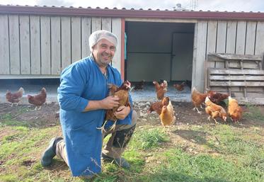 Guillaume Dagron élève 6 000 poules pondeuses bio à Assé-le-Boisne.