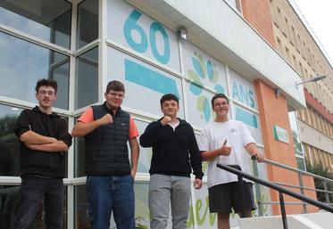 Devant la nouvelle entrée célébrant les 60 ans de la Germinière, quatre élèves en Terminale Agro-équipement montrent leur détermination au moment d'attaquer cette rentrée.