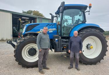 Laurent Choplin, salarié de la Cuma de Lavaré et responsable du planning tracteurs, et Alain Bourgine, président. Le tracteur New Holland T7 230 loué par la Cuma est simple mais bien équipé, avec l'Isobus et le freinage pneumatique.