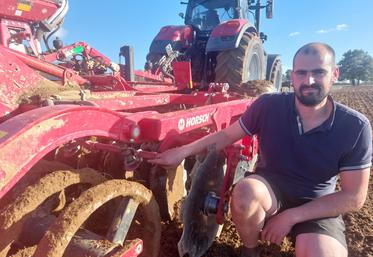 Mercedi, à Chantenay Villedieu, Vivien Courdoisy attaquait son premier chantier de semis de blé, avec une technique de semis à la volée.