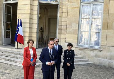 Annie Genevard, Sébastien Lecornu, Serge Papin et Monique Barbut, après la réunion à Matignon sur le plan de relance agricole le 15 octobre.