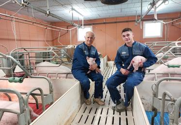Paul Lecroc et Didier Ambrois, naisseur engraisseur de porcs, conduisent un projet de transmission à Congé-sur-Orne..