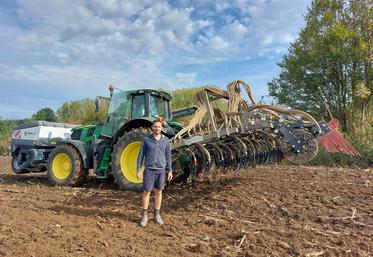 Sébastien Véron semait un mélange pour couverts lundi, à Beaufay.