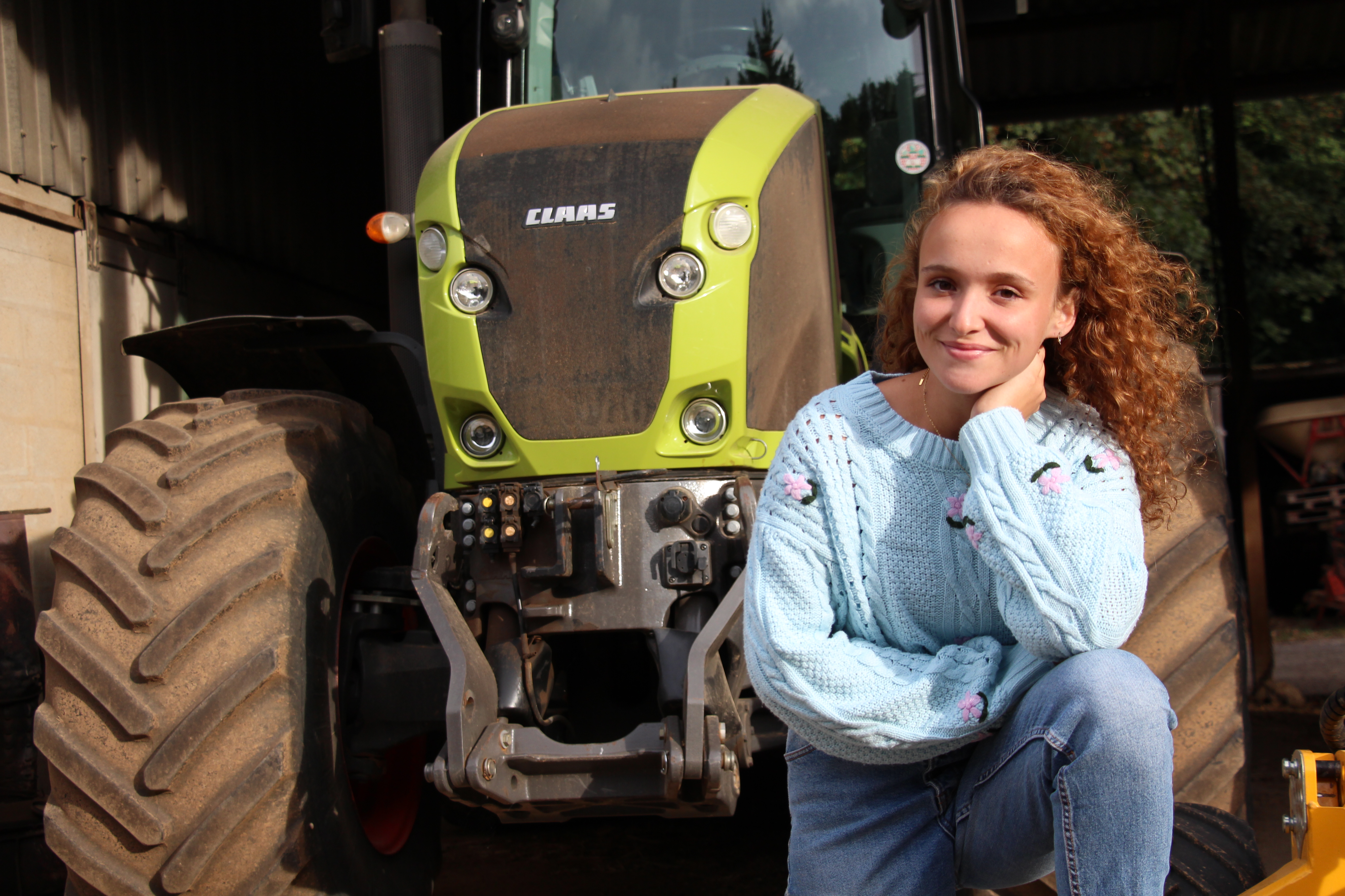 Le tracteur conduit à la tente de ferme 