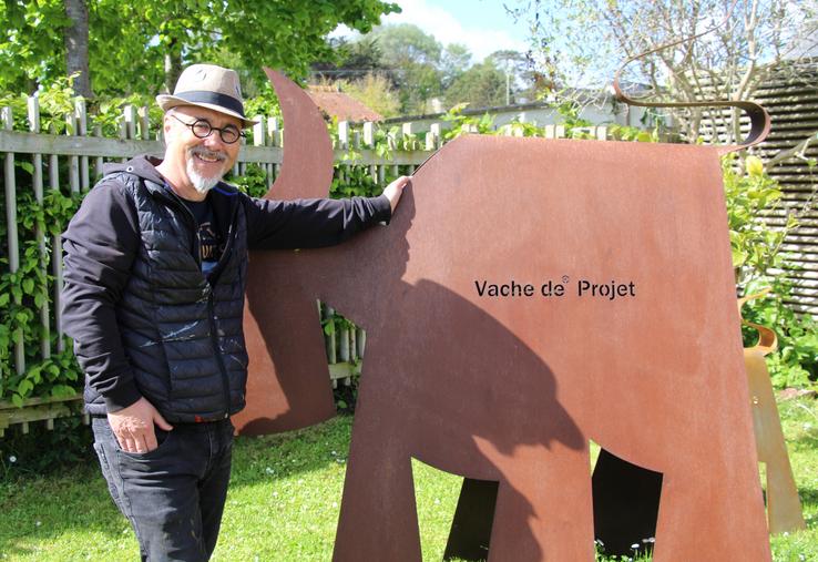 VanLuc, artiste-concepteur, est installé à Arromanches depuis 2001.