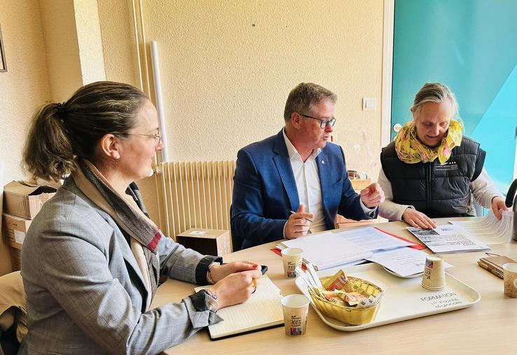 Nadège Mahé, présidente du Campus métiers nature, et sa directrice, Karren Saccardy, ont échangé avec le député manchois.